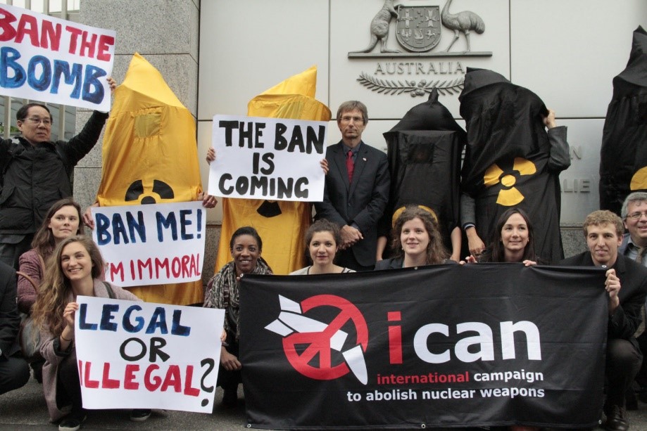 Protestas pacíficas en Ginebra de miembros de la Campaña Internacional para
Abolir las Armas Nucleares (ICAN), a las afueras de las misiones diplomáticas
de países como Canadá, Australia y Japón; los cuales se opusieron a la
prohibición de las armas nucleares durante la sesión del Grupo de Trabajo de
Composición Abierta de Naciones Unidas sobre Desarme Nuclear, celebrada en mayo
de 2016.